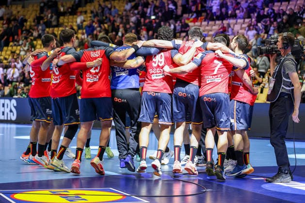 15 01 2026, Handball, Men s EHF EURO 2026, Spain Serbia, Jyske Bank Boxen in Herning, Denmark, Preliminary Round Closing cheers after Spains victory against Serbia Denmark