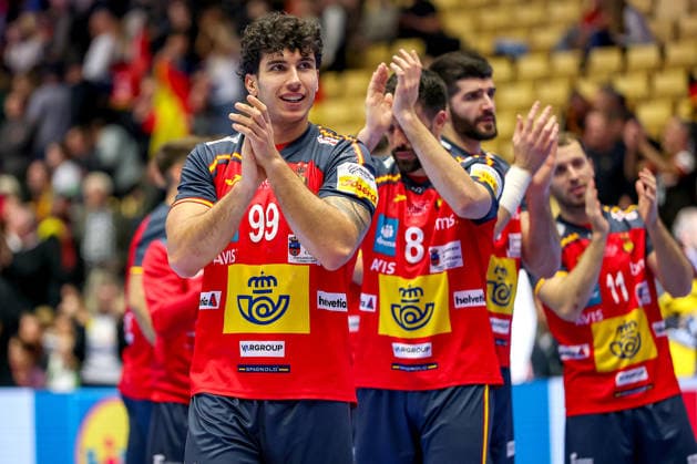 15 01 2026, Handball, Men s EHF EURO 2026, Spain Serbia, Jyske Bank Boxing in Herning, Denmark, Preliminary Round Final celebration after Spains victory against Serbia Javier Rodriguez Moreno Espania 99 next to Agustin Casado Marcelo Espania 08 Denmark