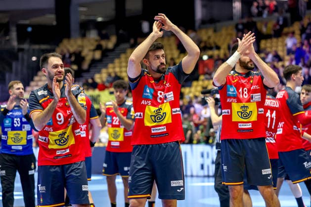 15 01 2026, Handball, Men s EHF EURO 2026, Spain Serbia, Jyske Bank Boxing in Herning, Denmark, Preliminary Round Final celebration after Spains victory against Serbia Ian Tarrafeta Serrano Espania 09 Agustin Casado Marcelo Espania 08 Imanol Garciandia Alustiza Espania 18 Denmark