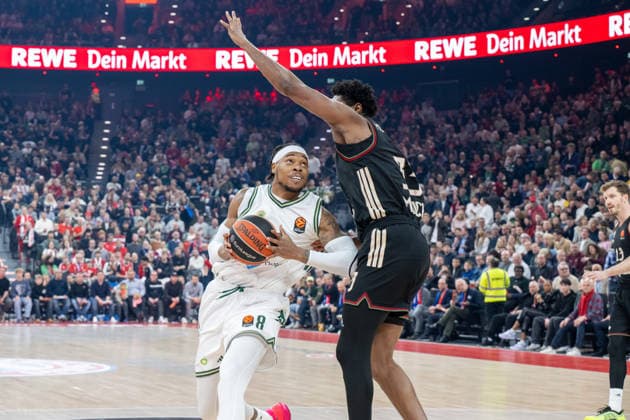 Richaun Holmes 8 Panathinaikos Aktor Athens in a duel with David McCormack 33 FC Bayern Basketball , FC Bayern Basketball vs Panathinaikos Aktor Athens, EuroLeague 22 Matchday, 15 01 2026 Munich Bavaria Germany Copyright: xkolbert-press UlrichxGamelx