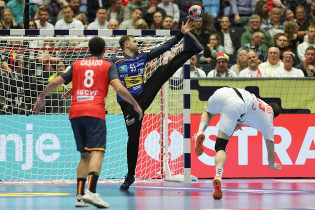 Spain Serbia, EHF EURO 2026 Goalkeeper Ignacio Biosca Garcia Spain, 53 defends a seven-meter penalty from Darko Dukic Serbia, 45 Handball EHF European Championship, International match between Spain and Serbia on January 15, 2026 in Herning Denmark , Herning Denmark Jyske Bank Boxing