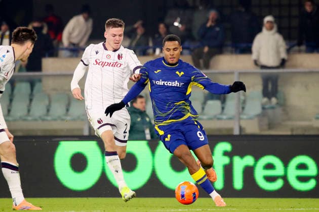 Verona s Amin Sarr Bologna s Emil Holm during the Serie A soccer match between Hellas Verona and Bologna at the Bentegodi Stadium in Verona, north west Italy - Thursday , January 15 , 2026. - Soccer .  Copyright: xPaolaxGarbuio Lapressex