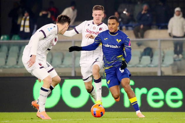 Verona s Amin Sarr Bologna s Emil Holm during the Serie A soccer match between Hellas Verona and Bologna at the Bentegodi Stadium in Verona, north west Italy - Thursday , January 15 , 2026. - Soccer .  Copyright: xPaolaxGarbuio Lapressex