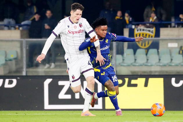 Verona™s Gift Orban Bologna s Martin Vitik during the Serie A soccer match between Hellas Verona and Bologna at the Bentegodi Stadium in Verona, north west Italy - Thursday , January 15 , 2026. - Soccer .  Copyright: xPaolaxGarbuio Lapressex