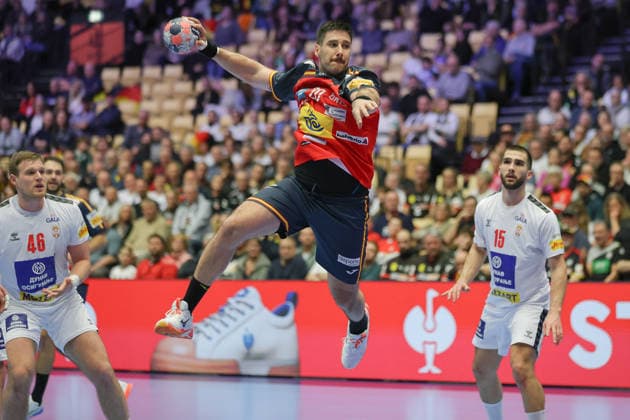 Spain Serbia, EHF EURO 2026 Abel Serdio Guntin Spain, 20 is unhindered at the circle Left Dragan Pechmalbec Serbia, 46 and right Uros Kojadinovic Serbia, 15 cannot intervene Handball EHF European Championship, international match between Spain and Serbia on January 15, 2026 in Herning Denmark , Herning Denmark Jyske Bank Boxing