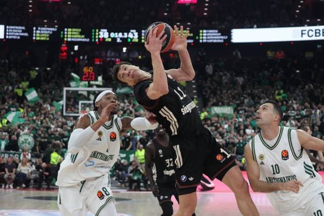 Bayerns 11 Vladimir LUCIC between Athens 8 HOLMES and 10 SLOUKAS Basketball Bayern Panathinaikos Athens Euroleague, FC Bayern Basketball Panathinaikos AKTOR Athens, Round 22, Season 2025 2026, on 15 01 2026 in Munich, S A P G A R D E N, Germany Source Copyright Credit Oryk HAIST xBASKETBALL-BAYERN-PANTHINAIKOSx