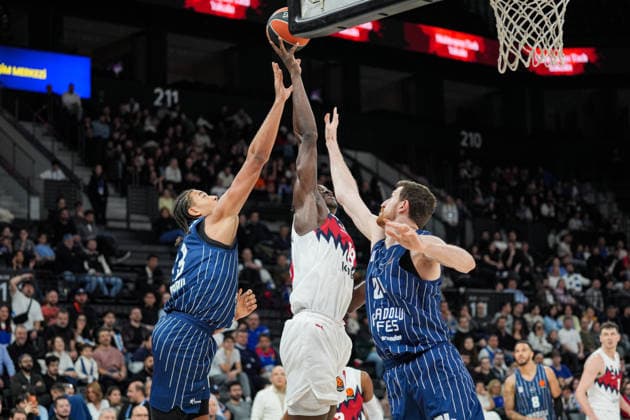 Anadolu Efes v Saski Baskonia - EuroLeague ISTANBUL, TURKIYE - JANUARY 15: Ercan Osmani (R) of Anadolu Efes and Khalifa Diop (C) of Saski Baskonia compete for the ball during the EuroLeague week 22 match between Anadolu Efes and Saski Baskonia at Turkcell Basketball Development Center in Istanbul, Turkiye on January 15, 2026. Cemal Yurttas Anadolu Istanbul Turkey. Editorial use only. Please get in touch for any other usage.  Copyright: x2026xAnadoluxCemalxYurttasx