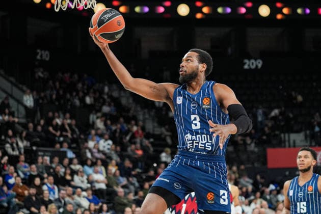 Anadolu Efes v Saski Baskonia - EuroLeague ISTANBUL, TURKIYE - JANUARY 15: Jordan Loyd (3) of Anadolu Efes in action during the EuroLeague week 22 match between Anadolu Efes and Saski Baskonia at Turkcell Basketball Development Center in Istanbul, Turkiye on January 15, 2026. Cemal Yurttas Anadolu Istanbul Turkey. Editorial use only. Please get in touch for any other usage.  Copyright: x2026xAnadoluxCemalxYurttasx