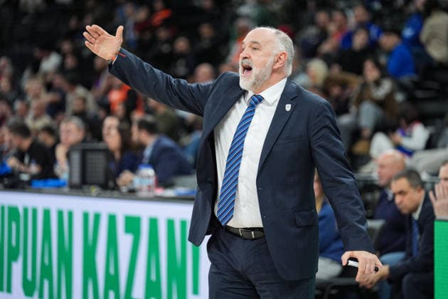 Anadolu Efes v Saski Baskonia - EuroLeague ISTANBUL, TURKIYE - JANUARY 15: Anadolu Efes head coach Pablo Laso gives tactical instructions to his players during the EuroLeague week 22 match between Anadolu Efes and Saski Baskonia at Turkcell Basketball Development Center in Istanbul, Turkiye on January 15, 2026. Cemal Yurttas Anadolu Istanbul Turkey. Editorial use only. Please get in touch for any other usage.  Copyright: x2026xAnadoluxCemalxYurttasx