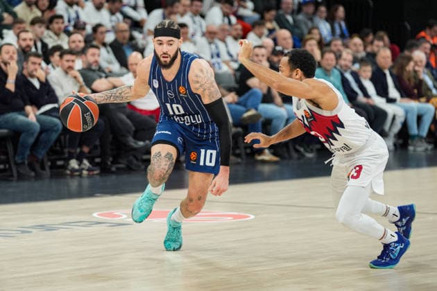 Anadolu Efes v Saski Baskonia - EuroLeague ISTANBUL, TURKIYE - JANUARY 15: Isaia Cordinier (10) of Anadolu Efes and Markquis Nowell (R) of Saski Baskonia compete for the ball during the EuroLeague week 22 match between Anadolu Efes and Saski Baskonia at Turkcell Basketball Development Center in Istanbul, Turkiye on January 15, 2026. Cemal Yurttas Anadolu Istanbul Turkey. Editorial use only. Please get in touch for any other usage.  Copyright: x2026xAnadoluxCemalxYurttasx