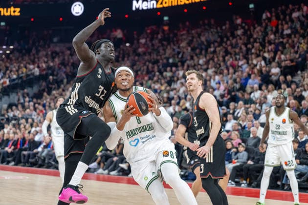Wenyen Gabriel 32 FC Bayern Basketball in duel with Richaun Holmes 8 Panathinaikos Aktor Athens , FC Bayern Basketball vs Panathinaikos Aktor Athens, EuroLeague 22 Matchday, 15 01 2026 Munich Bavaria Germany Copyright: xkolbert-press UlrichxGamelx