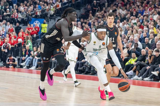 Wenyen Gabriel 32 FC Bayern Basketball in duel with Richaun Holmes 8 Panathinaikos Aktor Athens , FC Bayern Basketball vs Panathinaikos Aktor Athens, EuroLeague 22 Matchday, 15 01 2026 Munich Bavaria Germany Copyright: xkolbert-press UlrichxGamelx