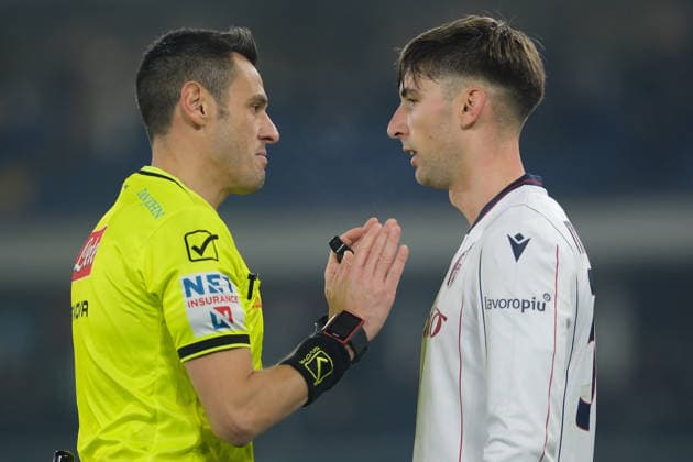 Hellas Verona FC v Bologna FC 1909 - Serie A The referee of the match, Maurizio Mariani of AIA Aprilia Delegation, discusses with Juan Miranda of Bologna FC during the soccer match between Hellas Verona FC and Bologna FC, MD16 of the Serie A Enilive Italian soccer championship 2025 2026 at Marcantonio Bentegodi Stadium in Verona, Italy, on January 15, 2026. Verona Italy  Copyright: xRobertoxTommasinix originalFilename:tommasini-hellasve260115_np9Ue.jpg