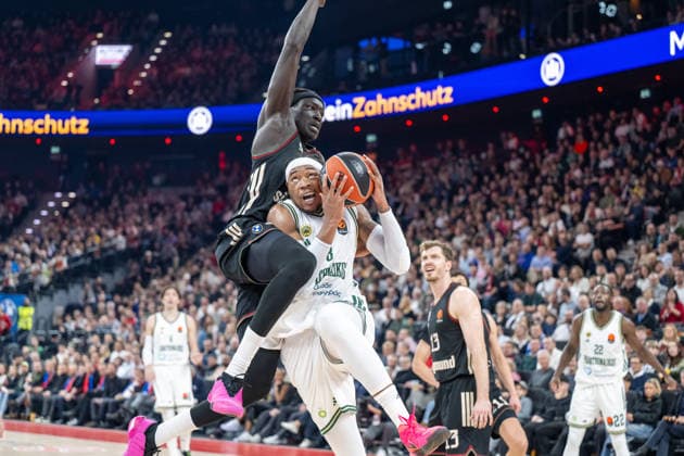 Wenyen Gabriel 32 FC Bayern Basketball in duel with Richaun Holmes 8 Panathinaikos Aktor Athens , FC Bayern Basketball vs Panathinaikos Aktor Athens, EuroLeague 22 Matchday, 15 01 2026 Munich Bavaria Germany Copyright: xkolbert-press UlrichxGamelx