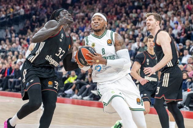 Wenyen Gabriel 32 FC Bayern Basketball in duel with Richaun Holmes 8 Panathinaikos Aktor Athens , FC Bayern Basketball vs Panathinaikos Aktor Athens, EuroLeague 22 Matchday, 15 01 2026 Munich Bavaria Germany Copyright: xkolbert-press UlrichxGamelx