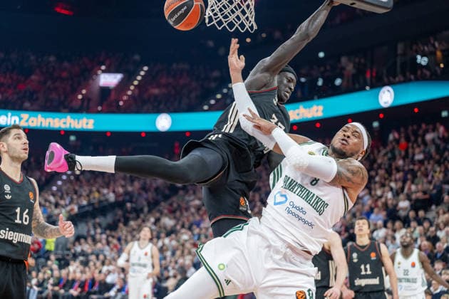 Wenyen Gabriel 32 FC Bayern Basketball in duel with Richaun Holmes 8 Panathinaikos Aktor Athens , FC Bayern Basketball vs Panathinaikos Aktor Athens, EuroLeague 22 Matchday, 15 01 2026 Munich Bavaria Germany Copyright: xkolbert-press UlrichxGamelx