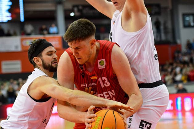 Connor Anthony, Jonathan Maier 2 Bundesliga Pro A, 18 Matchday, 46ers, Basketball, Basketball season 2025 2026, BBL, Germany, Gießen 46ers Artland Dragons, Gießen in red, Men, Dragons in white