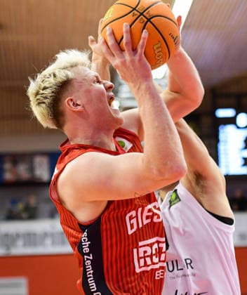Luis König Figge, Connor Anthony 2 Bundesliga Pro A, 18 Matchday, 46ers, Basketball, Basketball season 2025 2026, BBL, Germany, Gießen 46ers Artland Dragons, Gießen in red, Men, Dragons in white