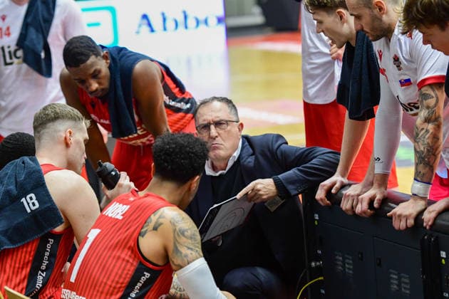Time out with Frenki Ignjatovic 2 Bundesliga Pro A, Matchday 18, 46ers, Basketball, Basketball season 2025 2026, BBL, Germany, Gießen 46ers Artland Dragons, Gießen in red, Men, Dragons in white