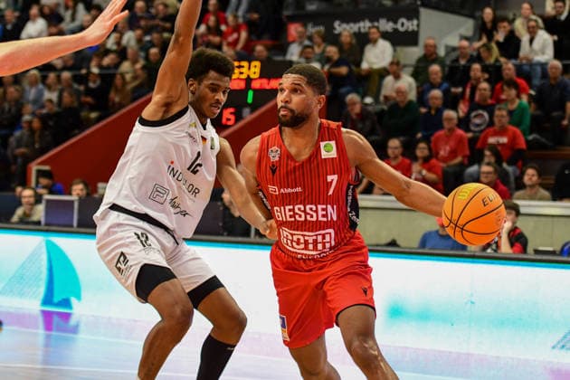 Elijah Ndi, Kyle Castlin 2 Bundesliga Pro A, 18 Matchday, 46ers, Basketball, Basketball season 2025 2026, BBL, Germany, Gießen 46ers Artland Dragons, Gießen in red, Men, Dragons in white