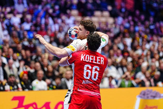 Johannes Golla Germany, 04 , Elias Kofler Austria, 66 DEN, Germany vs Austria, Handball, EHF European Championship 2026, Group A, Matchday 1, 15 01 2026 DEN, Germany vs Austria, Handball, EHF European Championship 2026, Group A, Matchday 1, 15 01 2026 Herning Copyright: xEibner-Pressefoto MarcelxvonxFehrnx EP_MFN