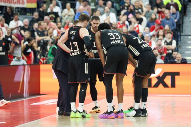 Meeting in a time out, Andreas Obst FC Bayern Basketball, 13 with David McCormack FC Bayern Basketball, 33 and Isiaha Mike FC Bayern Basketball, 22 , with Stefan Jovic FC Bayern Basketball, 16 , GER, FC Bayern Basketball vs Panathinaikos AKTOR Athens, Basketball, Euroleague, 22 Matchday, Season 2025 2026, 15 01 2026, GER, FC Bayern Basketball vs Panathinaikos AKTOR Athens, Basketball, Euroleague, 22 Matchday, Season 2025 2026, 15 01 2026 Munich Copyright: xEibner-Pressefoto JennixMaulx EP_JML