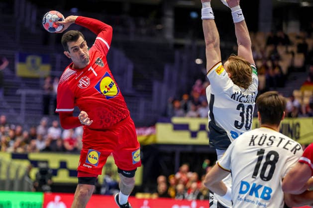 15 01 2026, Handball, Men s EHF EURO 2026, Germany Austria, Jyske Bank Boxing in Herning, Denmark, Preliminary Round Janko Bozovic Austria 07 in a duel against Tom Kiesler Germany 30 Denmark