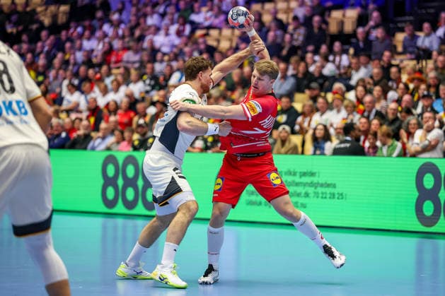 15 01 2026, Handball, Men s EHF EURO 2026, Germany Austria, Jyske Bank Boxing in Herning, Denmark, Preliminary Round Johannes Golla Germany 04 in a duel against Lukas Hutecek Austria 72 Denmark