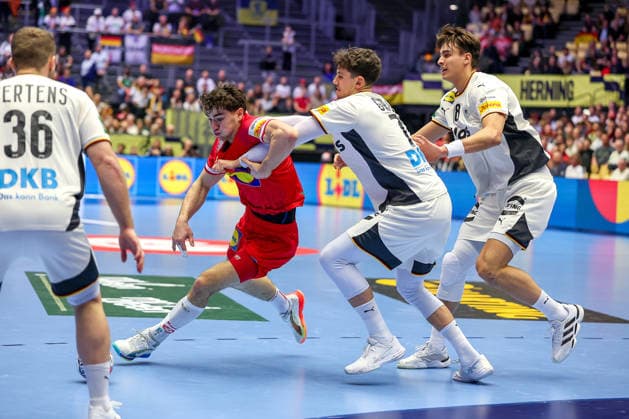 15 01 2026, Handball, Men s EHF EURO 2026, Germany Austria, Jyske Bank Boxing in Herning, Denmark, Preliminary Round Marko Grgic Germany 71 and Julian Köster Germany 18 defend Denmark