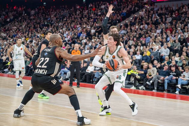 Isiaha Mike 22 FC Bayern Basketball in duel with Cedi Osman 6 Panathinaikos Aktor Athens , FC Bayern Basketball vs Panathinaikos Aktor Athens, EuroLeague 22 Matchday, 15 01 2026 Muenchen Bayern Germany Copyright: xkolbert-press UlrichxGamelx