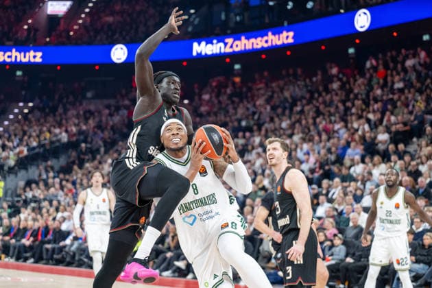 Wenyen Gabriel 32 FC Bayern Basketball in duel with Richaun Holmes 8 Panathinaikos Aktor Athens , FC Bayern Basketball vs Panathinaikos Aktor Athens, EuroLeague 22 Matchday, 15 01 2026 Munich Bavaria Germany Copyright: xkolbert-press UlrichxGamelx