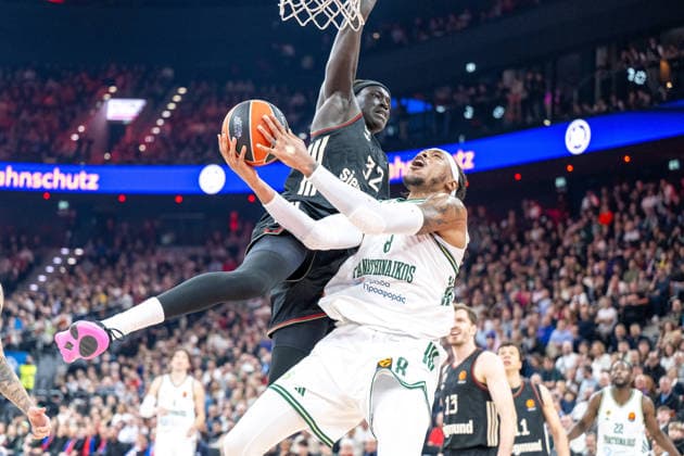 Wenyen Gabriel 32 FC Bayern Basketball in duel with Richaun Holmes 8 Panathinaikos Aktor Athens , FC Bayern Basketball vs Panathinaikos Aktor Athens, EuroLeague 22 Matchday, 15 01 2026 Munich Bavaria Germany Copyright: xkolbert-press UlrichxGamelx