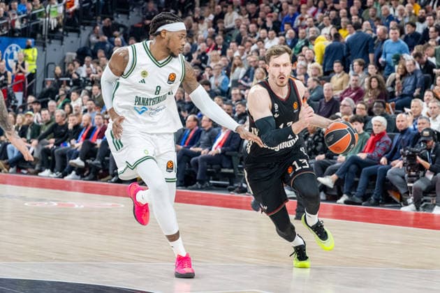 Richaun Holmes 8 Panathinaikos Aktor Athens in a duel with Andreas Obst 13 FC Bayern Basketball , FC Bayern Basketball vs Panathinaikos Aktor Athens, EuroLeague 22 Matchday, 15 01 2026 Munich Bavaria Germany Copyright: xkolbert-press UlrichxGamelx