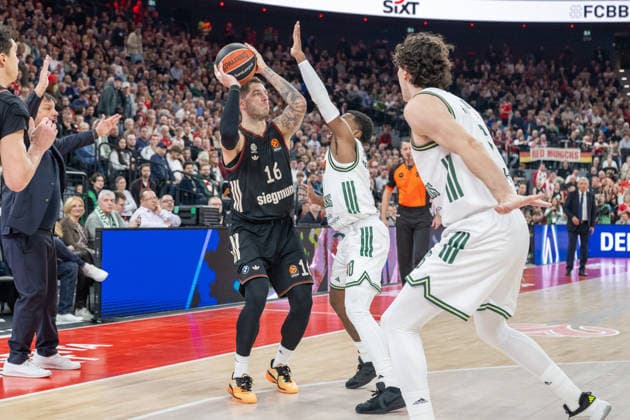 Stefan Jovic 16 FC Bayern Basketball in duel with TJ Shorts 0 Panathinaikos Aktor Athens , FC Bayern Basketball vs Panathinaikos Aktor Athens, EuroLeague 22 Matchday, 15 01 2026 Munich Bavaria Germany Copyright: xkolbert-press UlrichxGamelx