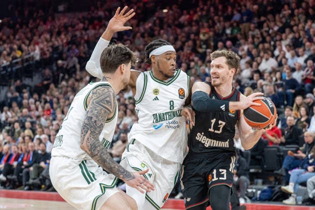 Richaun Holmes 8 Panathinaikos Aktor Athens in a duel with Andreas Obst 13 FC Bayern Basketball , FC Bayern Basketball vs Panathinaikos Aktor Athens, EuroLeague 22 Matchday, 15 01 2026 Munich Bavaria Germany Copyright: xkolbert-press UlrichxGamelx