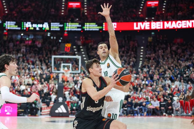 Nenad Dimitrijevic FC Bayern Basketball, 00 with Kostas Sloukas Panathinaikos AKTOR Athens, 10 , GER, FC Bayern Basketball vs Panathinaikos AKTOR Athens, Basketball, Euroleague, 22 Matchday, Season 2025 2026, 15 01 2026, GER, FC Bayern Basketball vs Panathinaikos AKTOR Athens, Basketball, Euroleague, 22 Matchday, Season 2025 2026, 15 01 2026 Munich Copyright: xEibner-Pressefoto JennixMaulx EP_JML