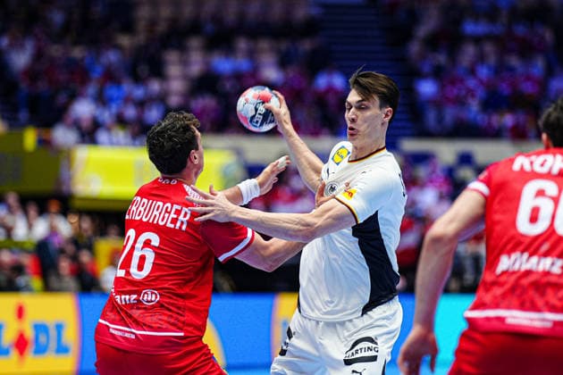 Lukas Herburger Austria, 26 , Miro Schluroff Germany, 05 DEN, Germany vs Austria, Handball, EHF European Championship 2026, Group A, Matchday 1, 15 01 2026 DEN, Germany vs Austria, Handball, EHF European Championship 2026, Group A, Matchday 1, 15 01 2026 Herning Copyright: xEibner-Pressefoto MarcelxvonxFehrnx EP_MFN