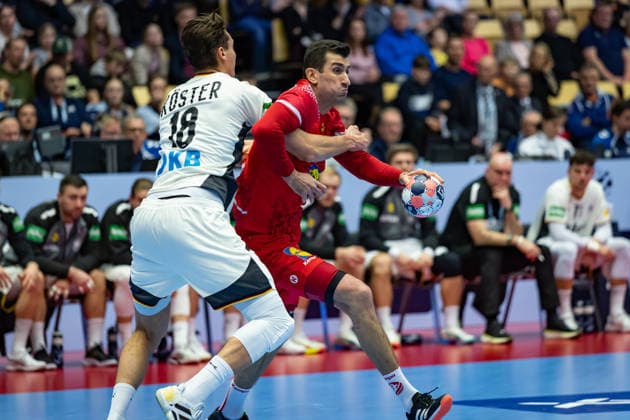 HERNING, DENMARK - JANUARY 15: Janko Bozovic (Austria, 07) against Julian Köster (Germany, 18) during the EHF EURO 2026 match between Germany vs Austria at Jyske Bank Boxen Arena on matchday 1 of the Group Matches Group A on January 15, 2026 in Herning, Denmark. Midtjylland Denmark Copyright: xMarioxM.xKobergx