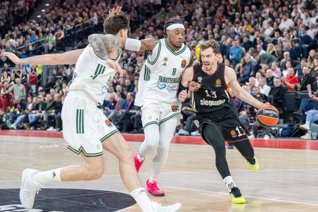 Richaun Holmes 8 Panathinaikos Aktor Athens in a duel with Andreas Obst 13 FC Bayern Basketball , FC Bayern Basketball vs Panathinaikos Aktor Athens, EuroLeague 22 Matchday, 15 01 2026 Munich Bavaria Germany Copyright: xkolbert-press UlrichxGamelx