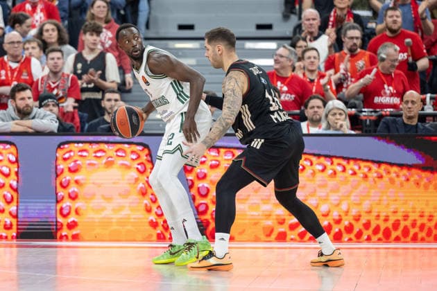 Jerian Grant 22 Panathinaikos Aktor Athens in a duel with Stefan Jovic 16 FC Bayern Basketball , FC Bayern Basketball vs Panathinaikos Aktor Athens, EuroLeague 22 Matchday, 15 01 2026 Munich Bavaria Germany Copyright: xkolbert-press UlrichxGamelx