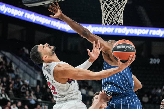 Anadolu Efes v Saski Baskonia - EuroLeague ISTANBUL, TURKIYE - JANUARY 15: Kai Jones (R) of Anadolu Efes and Timothe Luwawu-Cabarrot of Saski Baskonia compete for the ball during the EuroLeague week 22 match between Anadolu Efes and Saski Baskonia at Turkcell Basketball Development Center in Istanbul, Turkiye on January 15, 2026. Cemal Yurttas Anadolu Istanbul Turkey. Editorial use only. Please get in touch for any other usage.  Copyright: x2026xAnadoluxCemalxYurttasx