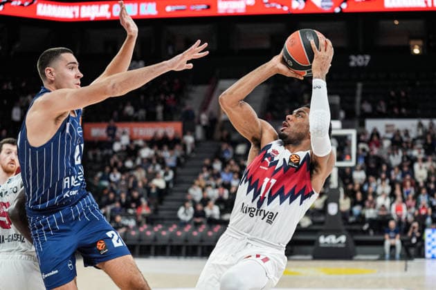 Anadolu Efes v Saski Baskonia - EuroLeague ISTANBUL, TURKIYE - JANUARY 15: Cole Swider of Anadolu Efes and Trent Forrest (R) of Saski Baskonia compete for the ball during the EuroLeague week 22 match between Anadolu Efes and Saski Baskonia at Turkcell Basketball Development Center in Istanbul, Turkiye on January 15, 2026. Cemal Yurttas Anadolu Istanbul Turkey. Editorial use only. Please get in touch for any other usage.  Copyright: x2026xAnadoluxCemalxYurttasx