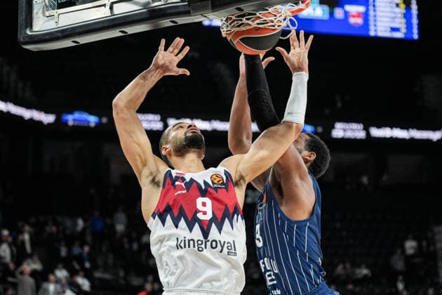 Anadolu Efes v Saski Baskonia - EuroLeague ISTANBUL, TURKIYE - JANUARY 15: Jordan Loyd of Anadolu Efes and Timothe Luwawu-Cabarrot (9) of Saski Baskonia compete for the ball during the EuroLeague week 22 match between Anadolu Efes and Saski Baskonia at Turkcell Basketball Development Center in Istanbul, Turkiye on January 15, 2026. Cemal Yurttas Anadolu Istanbul Turkey. Editorial use only. Please get in touch for any other usage.  Copyright: x2026xAnadoluxCemalxYurttasx