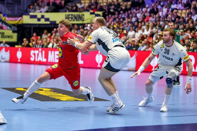 15 01 2026, Handball, Men s EHF EURO 2026, Germany Austria, Jyske Bank Boxing in Herning, Denmark, Preliminary Round Lukas Hutecek Austria 72 in a duel against Justus Fischer Germany 54 and Tom Kiesler Germany 30 Denmark