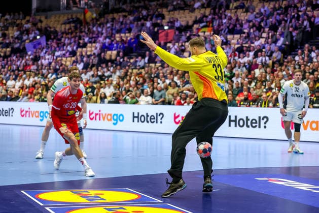 15 01 2026, Handball, Men s EHF EURO 2026, Germany Austria, Jyske Bank Boxen in Herning, Denmark, Preliminary Round Sebastian Frimmel Austria 20 converts the seven-meter throw against Andreas Wolff Germany 33 Denmark