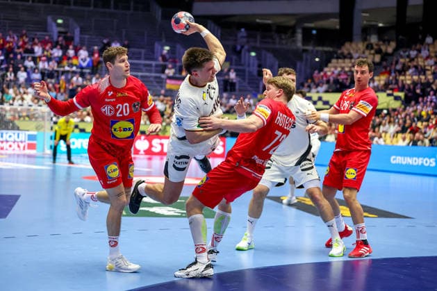 15 01 2026, Handball, Men s EHF EURO 2026, Germany Austria, Jyske Bank Boxing in Herning, Denmark, Preliminary Round Renars Uscins Germany 23 in a duel against Sebastian Frimmel Austria 20 Lukas Hutecek Austria 72 Denmark