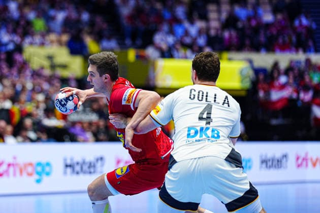 Nikola Bilyk Austria, 53 , Johannes Golla Germany, 04 DEN, Germany vs Austria, Handball, EHF European Championship 2026, Group A, Matchday 1, 15 01 2026 DEN, Germany vs Austria, Handball, EHF European Championship 2026, Group A, Matchday 1, 15 01 2026 Herning Copyright: xEibner-Pressefoto MarcelxvonxFehrnx EP_MFN
