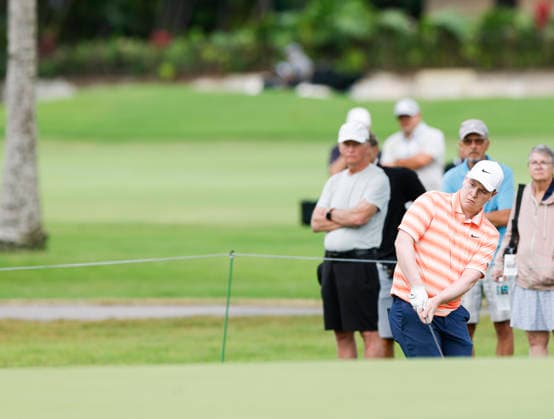 January 15, 2026, Honolulu, Hawaii, USA: ROBERT MACINTYRE makes a chip shot onto the 10th Green during Round 1 of the 2026 Sony Open in Honolulu, Hawaii on January 15, 2026. Honolulu USA - ZUMAm310 20260115_zsp_m310_001 Copyright: xElliotxMilesx