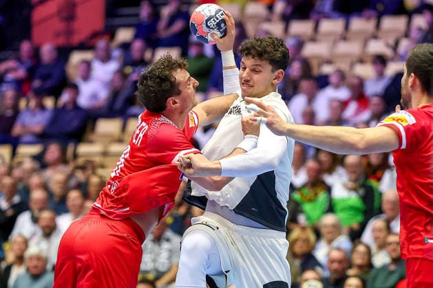 15 01 2026, Handball, Men s EHF EURO 2026, Germany Austria, Jyske Bank Boxing in Herning, Denmark, Preliminary Round Marko Grgic Germany 71 in a duel against Elias Kofler Austria 66 Denmark