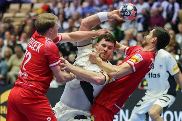 Deutschland - Österreich, EHF EM 2026 Johannes Golla (Deutschland, 4) wird am Kreis von Lukas Hutecek (Österreich, 72) und Boris Zivkovic (Österreich, 30) gestoppt. Handball EHF Europameisterschaft, Länderspiel zwischen Deutschland und Österreich am 15. Januar 2026 in Herning (Dänemark)., Herning Dänemark Jyske Bank Boxen *** Germany Austria, EHF EM 2026 Johannes Golla Germany, 4 is stopped at the circle by Lukas Hutecek Austria, 72 and Boris Zivkovic Austria, 30 Handball EHF European Championship, international match between Germany and Austria on January 15, 2026 in Herning Denmark , Herning Denmark Jyske Bank Boxing